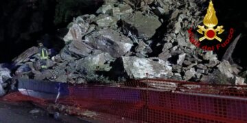Frana sull’Aurelia nel ponente di Genova, vigili del fuoco al lavoro