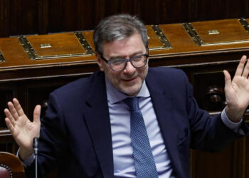 L’Italia cresce oltre le attese, S&P alza le prospettive