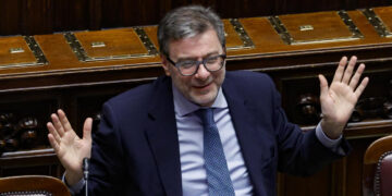 L’Italia cresce oltre le attese, S&P alza le prospettive