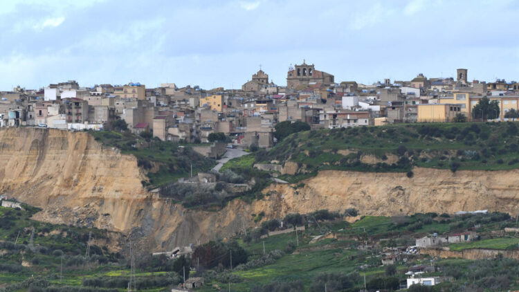 Polemica sui fondi, insorgono le opposizioni: ‘Uno spreco usarli per il Ponte’