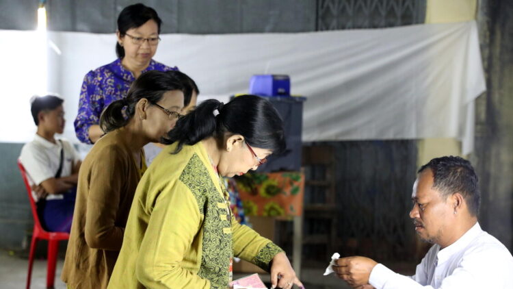 Aprono le urne in Myanmar, partito filo-militare è favorito