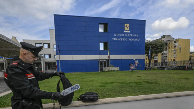 Metal detector nelle scuole, firmata la circolare da Valditara e Piantedosi