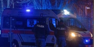 L’agente che ha sparato è indagato, interrogato in Questura a Milano