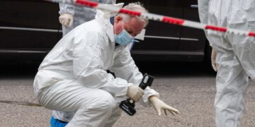 Uomo precipita da un palazzo e muore vicino piazza Duomo a Milano