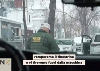 “Spacchiamo il vetro”, agenti Ice minacciano i giornalisti di In mezz’ora