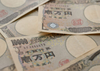 Giappone, banca centrale alza le stime di crescita e congela i tassi allo 0,75%