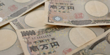 Giappone, banca centrale alza le stime di crescita e congela i tassi allo 0,75%