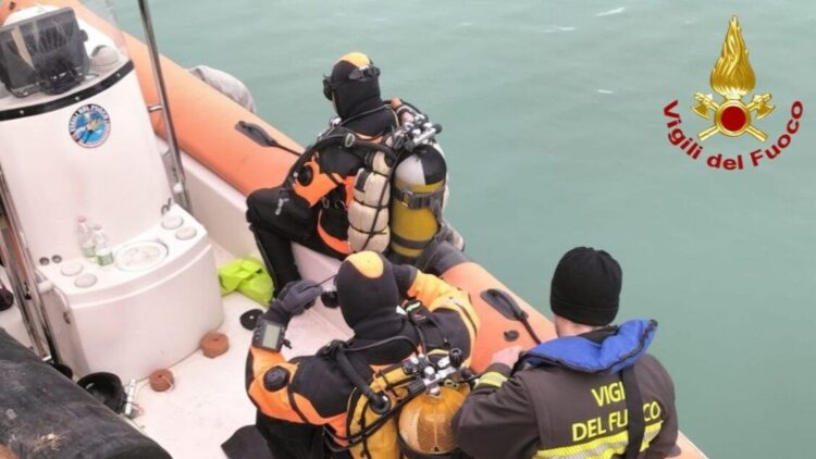 Aggredisce la madre durante una lite e poi scappa, ricerche in mare