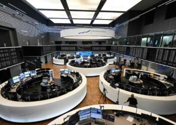 Ultima seduta della settimana in verde per le Borse europee, tonfo del 25% per Stellantis