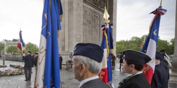 Francia, polizia uccide uomo armato di coltello all’Arc de Triomphe. Macron: “Attacco terroristico”
