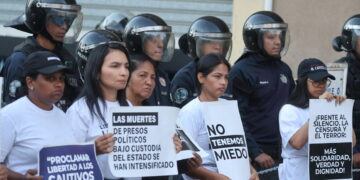 Venezuela, familiari si incatenano per la liberazione dei prigionieri politici