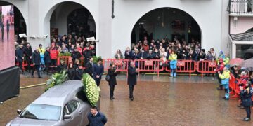 L’addio di Alba a Franca Maria Ferrero, lungo applauso all’arrivo in Duomo