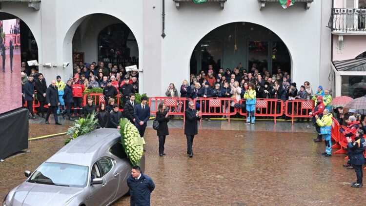 L’addio di Alba a Franca Maria Ferrero, lungo applauso all’arrivo in Duomo