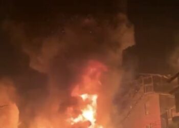 Vasto incendio nel Catanzarese, distrutti 3 negozi e famiglie evacuate