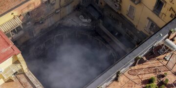 Teatro Sannazaro distrutto, la promessa di Giuli: “Tornerà a splendere”. Oggi il ministro a Napoli