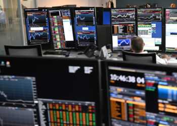 Borsa: Milano chiude positiva con l’Europa, vola Tim