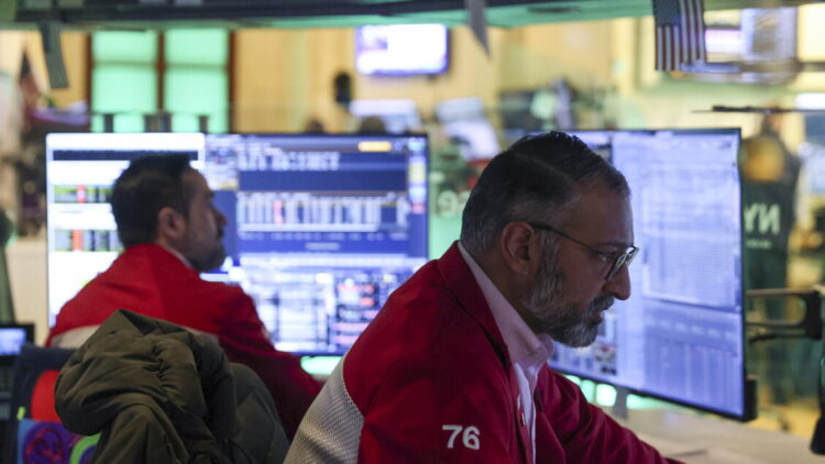 Il petrolio sale sopra i 100 dollari, prima volta dal 2022