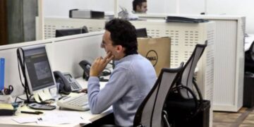 Borsa: Milano chiude in calo (-1,02%), pesano Stm e le banche