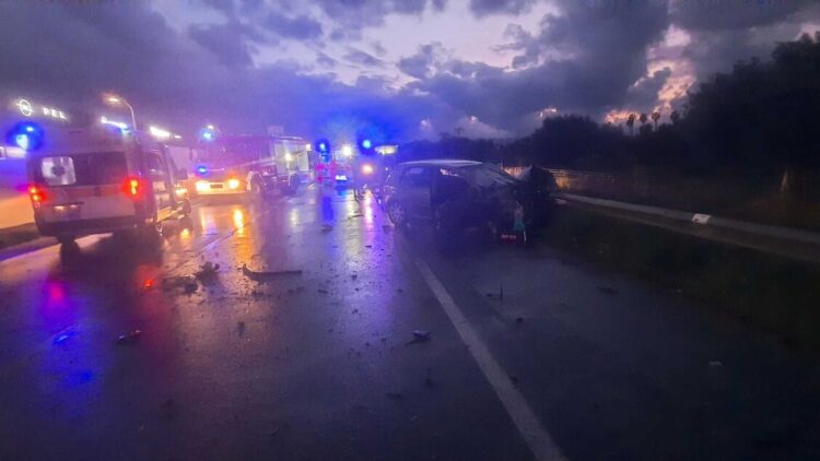 Auto sbanda e sbatte su guardrail, bilancio è di un morto e un ferito