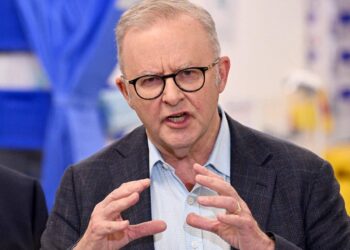 Australia, Albanese contestato in moschea: contro il premier urla e insulti