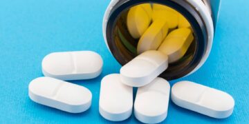 Antibiotici nemici del microbioma intestinale, l’impatto può durare fino a 8 anni: lo studio