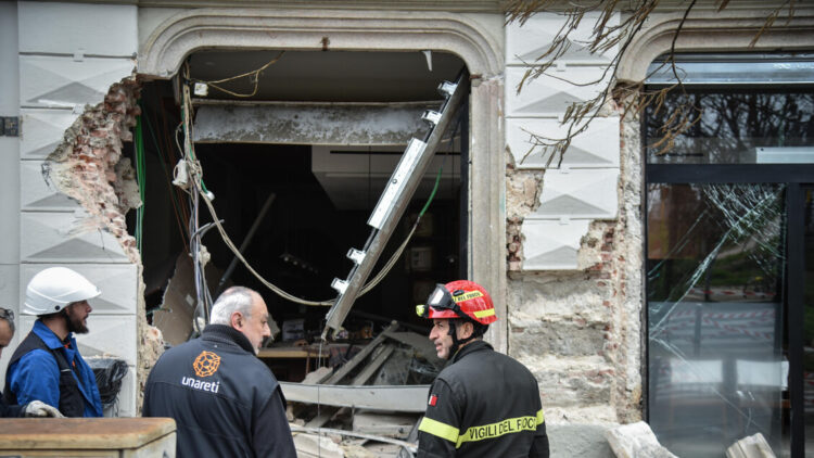 Tram deraglia a Milano, il malore del conducente e il sistema di frenata: questi i nodi dell’indagine