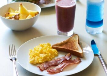 La colazione ideale? Abbondante con fibre o proteine, lo studio spiega perché