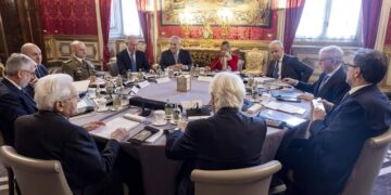 Mattarella, Meloni e le custodie speciali per i telefoni: cosa sono le Faraday Bag