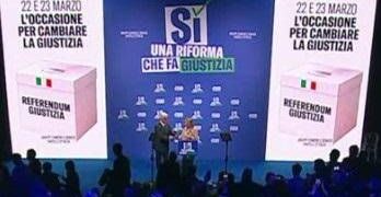 Sale sul palco di Meloni e le dice: “Aspetto le dimissioni di Mattarella”. Ecco chi è