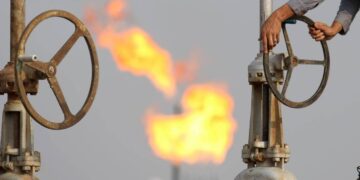 Iran, petrolio arriva a 105 dollari al barile: prezzo record da luglio 2022