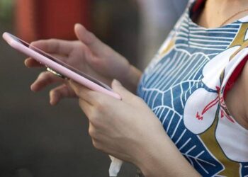 Dieta personalizzata con l’Intelligenza artificiale, il rischio per i teenager: alert degli esperti