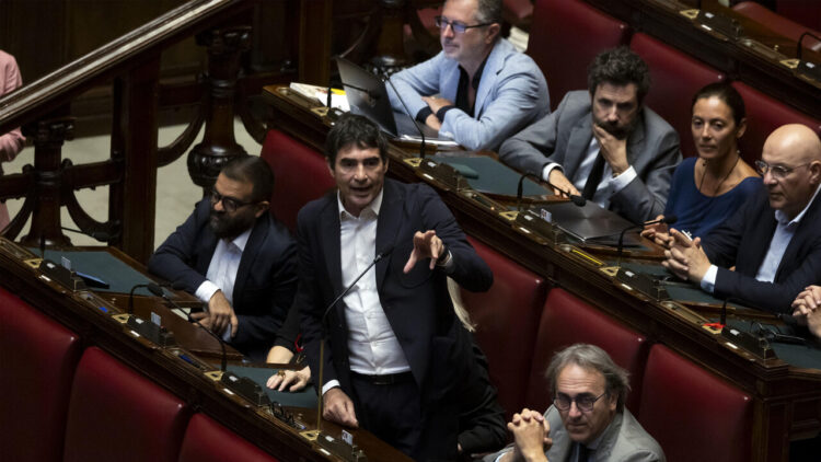 Fratoianni a Conte e Schlein, non siamo in una corsa podistica, serve responsabilità