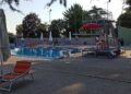 Si tuffa in piscina e non riemerge, morto un ragazzo di 20 anni