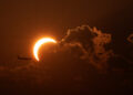 Eclissi, una nuvola offusca in parte il cielo su Torino