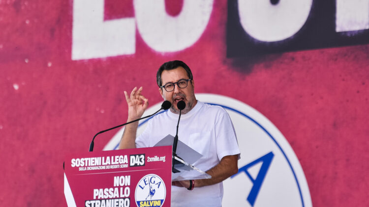 Lega, la mossa di Salvini a Pontida: congresso straordinario a ottobre