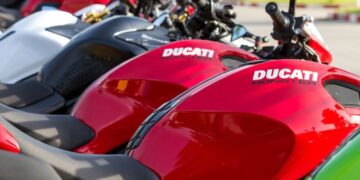 Ducati verso la cessione, Urso: “È il momento che torni italiana”. Governo pronto al Golden Power